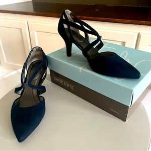 NWT Life Stride Navy Suede Heels - size 10